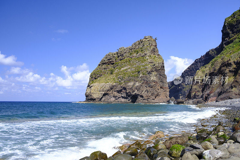 从Ilhéu da Viúva ou da Rocha do Navio眺望马德拉海岸线